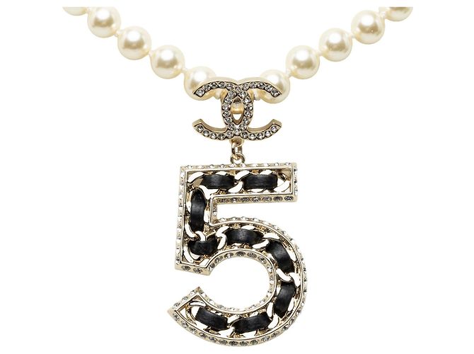 Collana con pendente Chanel CC in ottone dorato No 5 con strass e perle finte D'oro - vista 2
