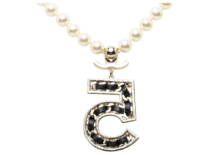 Collana con pendente Chanel CC in ottone dorato No 5 con strass e perle finte D'oro - vista 3