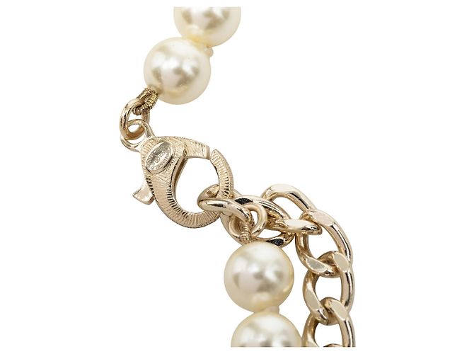 Collana con pendente Chanel CC in ottone dorato No 5 con strass e perle finte D'oro - vista 4