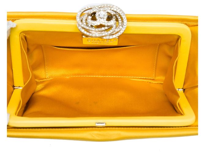 Clutch da sera Chanel in raso giallo con camelia di cristallo - vista 4