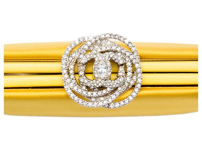 Clutch da sera Chanel in raso giallo con camelia di cristallo - vista 5