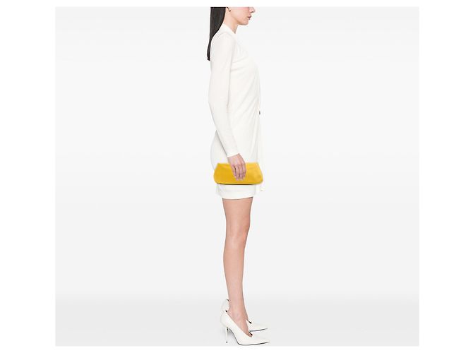 Clutch da sera Chanel in raso giallo con camelia di cristallo - vista 6