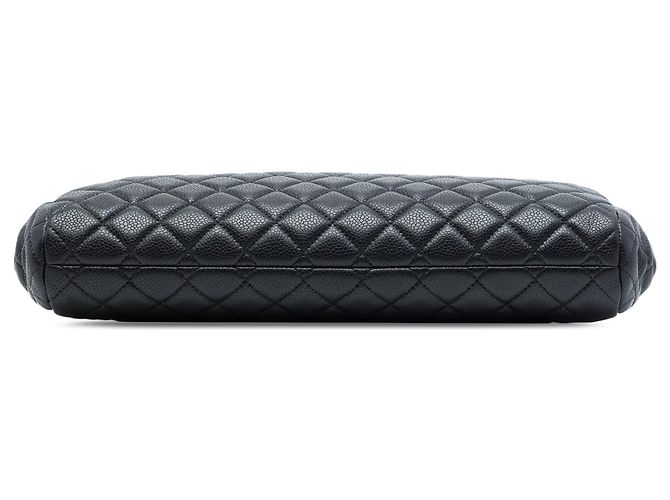 Clutch Chanel Large CC trapuntata in caviar nero con frame - vista 3
