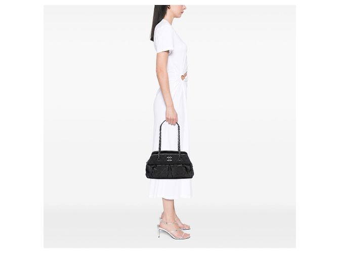 Borsa Bowling Chic Quilt in pelle di vitello iridescente nera Chanel Nero - vista 6