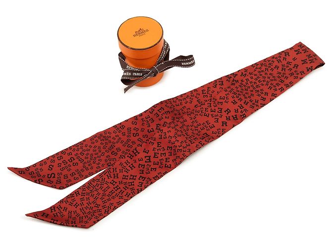 Pañuelo de seda Twilly Hermès rojo con letras dispersas Roja - vista 6