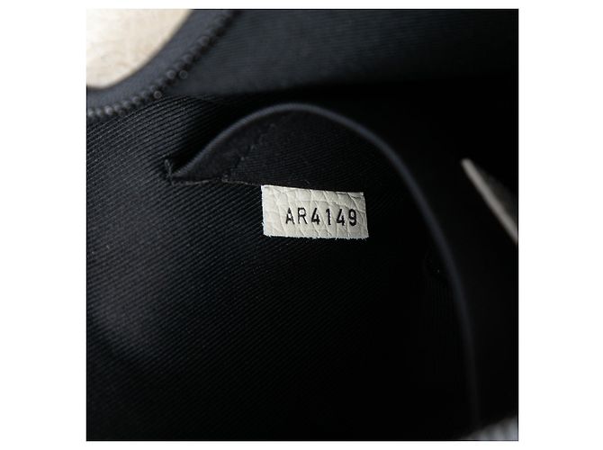 Borsa a tracolla e sacca Louis Vuitton Monogram Empreinte Triangle bianca Bianco - vista 6