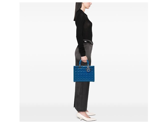 Borsa Lady Dior Large in vernice cannage blu - vista 6