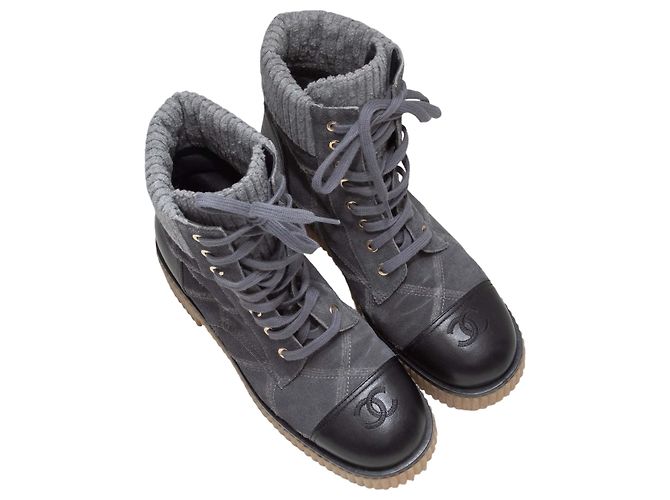 Grau & Schwarze Chanel gesteppte Wildleder- und Lederstiefel mit Cap-Toe Größe 36 - Ansicht 2