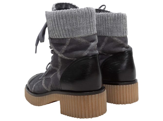 Grau & Schwarze Chanel gesteppte Wildleder- und Lederstiefel mit Cap-Toe Größe 36 - Ansicht 3