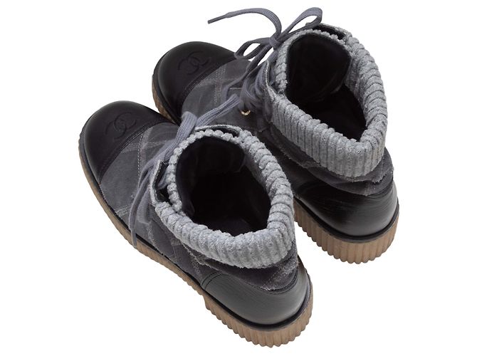Grau & Schwarze Chanel gesteppte Wildleder- und Lederstiefel mit Cap-Toe Größe 36 - Ansicht 4