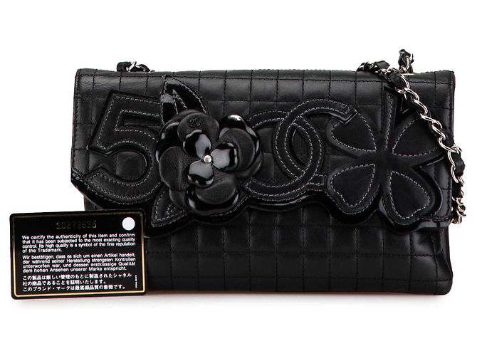Chanel Choco Bar Schultertasche aus schwarzem Kalbsleder mit Camellia No. 5 CC - Ansicht 10