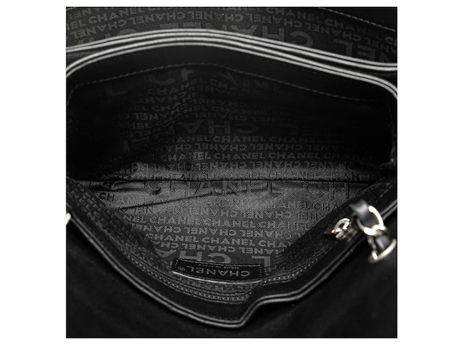 Chanel Choco Bar Schultertasche aus schwarzem Kalbsleder mit Camellia No. 5 CC - Ansicht 4
