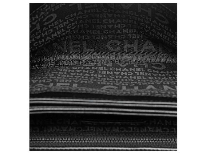 Chanel Choco Bar Schultertasche aus schwarzem Kalbsleder mit Camellia No. 5 CC - Ansicht 5