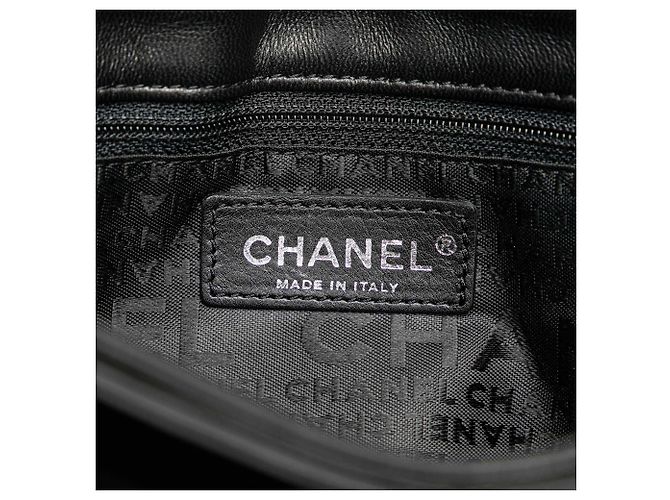 Chanel Choco Bar Schultertasche aus schwarzem Kalbsleder mit Camellia No. 5 CC - Ansicht 6