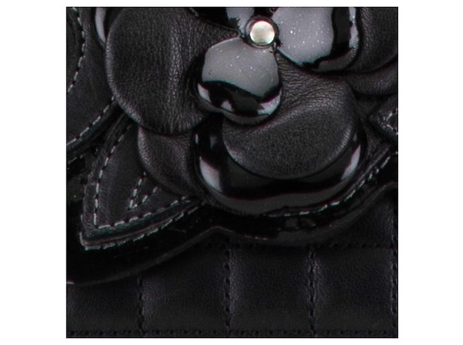 Chanel Choco Bar Schultertasche aus schwarzem Kalbsleder mit Camellia No. 5 CC - Ansicht 8