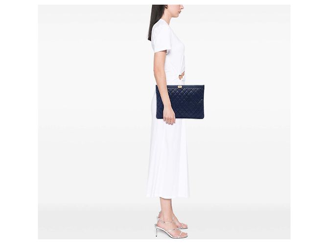Blauer Chanel Large Quilted Caviar Boy O Case Clutch - Ansicht 6