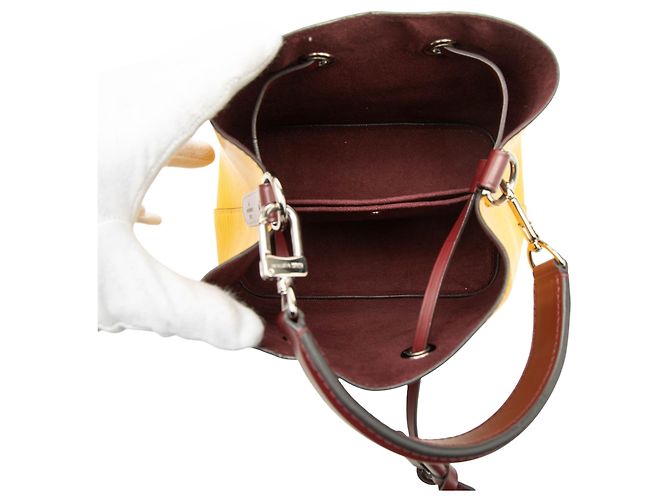 Borsa a secchiello Epi NeoNoe BB Louis Vuitton gialla Giallo - vista 4