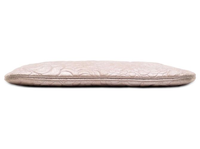 Clutch Chanel Large CC Embossed Metallic Lambskin Camellia O Case Clutch rosa - vista 3