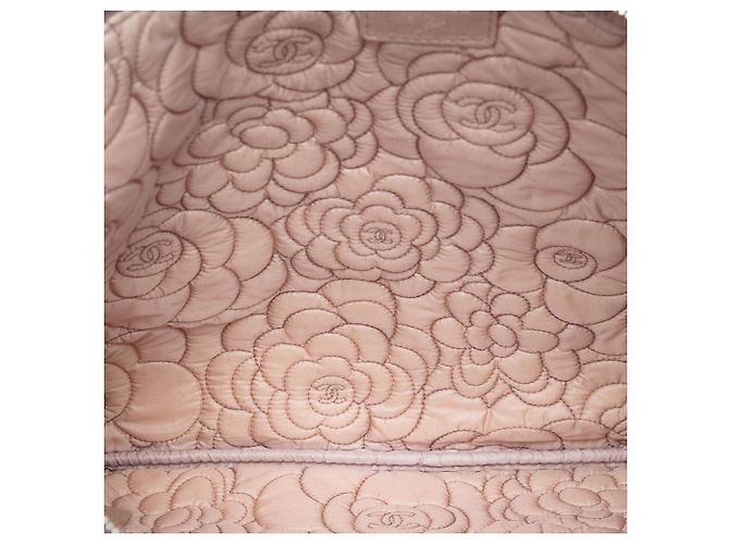 Clutch Chanel Large CC Embossed Metallic Lambskin Camellia O Case Clutch rosa - vista 4