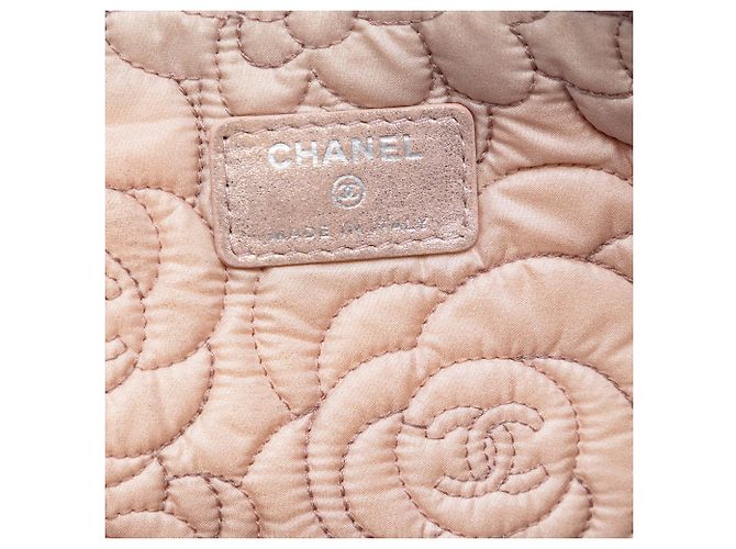Clutch Chanel Large CC Embossed Metallic Lambskin Camellia O Case Clutch rosa - vista 5