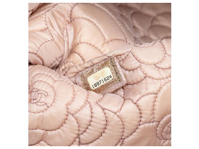 Clutch Chanel Large CC Embossed Metallic Lambskin Camellia O Case Clutch rosa - vista 6