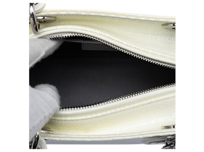 Lady Dior Satchel Medium aus weißem Lackleder Microcannage - Ansicht 4