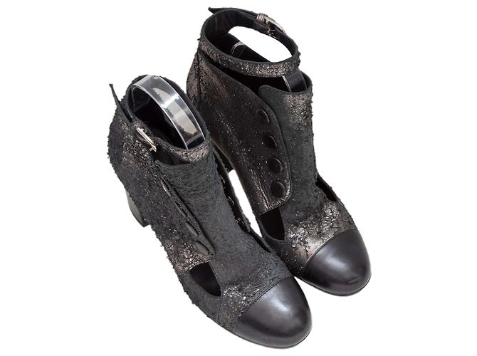 Botines Chanel Cap-Toe Distressed Cutout Gunmetal & Black Talla 38.5 Gris - vista 2