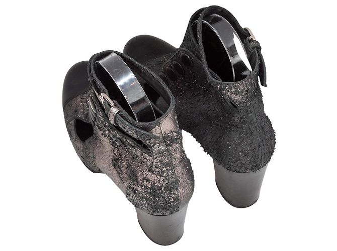 Botines Chanel Cap-Toe Distressed Cutout Gunmetal & Black Talla 38.5 Gris - vista 3