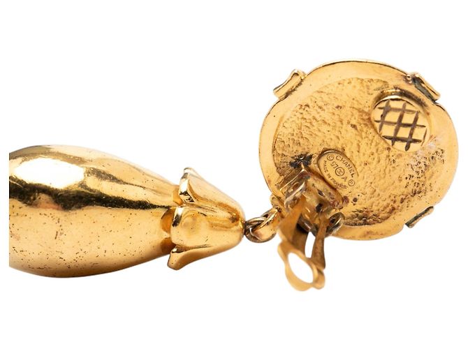 Orecchini pendenti con clip Chanel CC placcati oro D'oro - vista 3