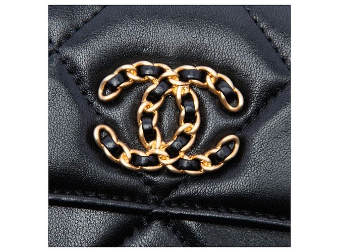 Portafoglio con patta e catena Chanel 19 in agnello trapuntato nero con tracolla - vista 5