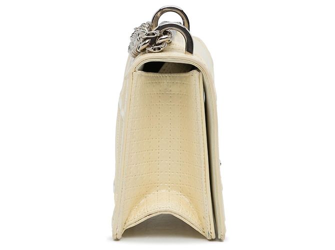 Weiße Diorama Crossbody-Tasche aus Lackleder, Größe Medium von Dior - Ansicht 3