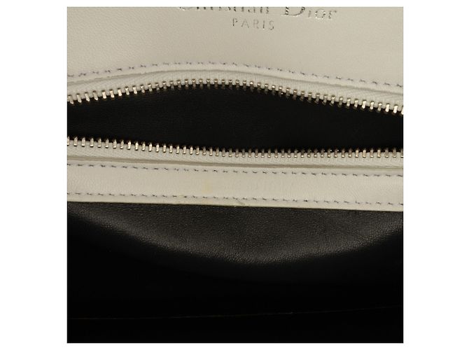 Weiße Diorama Crossbody-Tasche aus Lackleder, Größe Medium von Dior - Ansicht 8