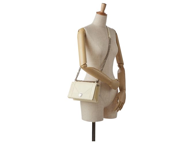 Weiße Diorama Crossbody-Tasche aus Lackleder, Größe Medium von Dior - Ansicht 9