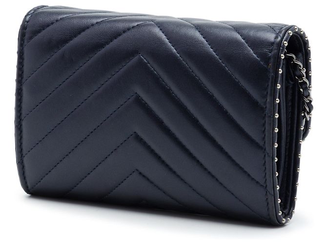 Wallet On Chain Chanel CC Chevron Crossbody-Tasche aus blauem Lammleder mit Nieten - Ansicht 2