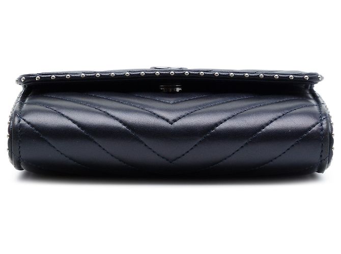 Wallet On Chain Chanel CC Chevron Crossbody-Tasche aus blauem Lammleder mit Nieten - Ansicht 3