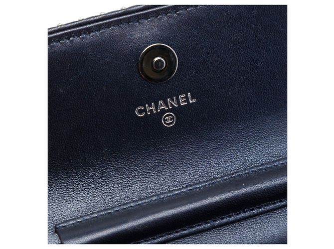 Wallet On Chain Chanel CC Chevron Crossbody-Tasche aus blauem Lammleder mit Nieten - Ansicht 5