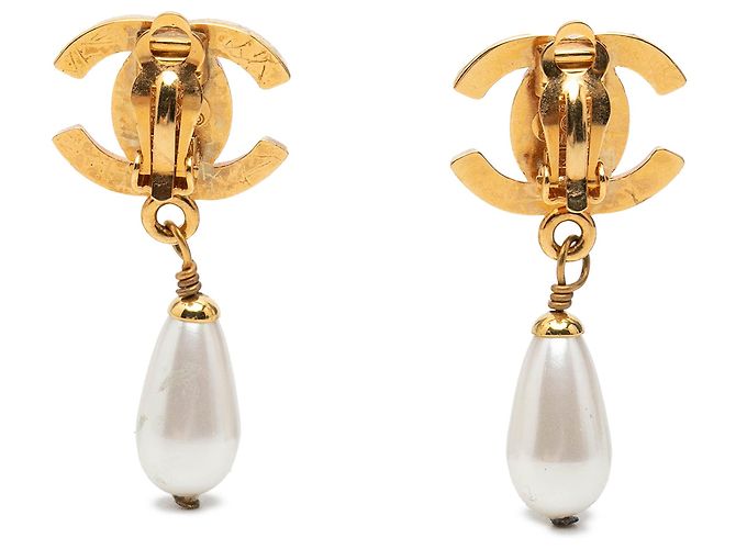 Orecchini a clip Chanel CC placcati oro con gocce di perle finte e chiusura Turn Lock D'oro - vista 2