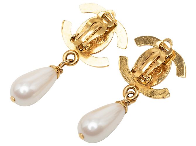 Orecchini a clip Chanel CC placcati oro con gocce di perle finte e chiusura Turn Lock D'oro - vista 2