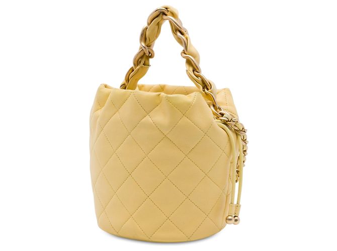 Borsa bucket Chanel CC in agnello trapuntato giallo con coulisse - vista 2