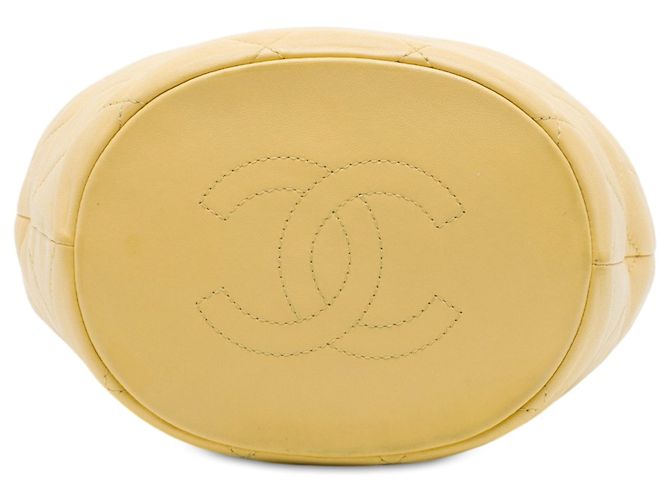 Borsa bucket Chanel CC in agnello trapuntato giallo con coulisse - vista 3