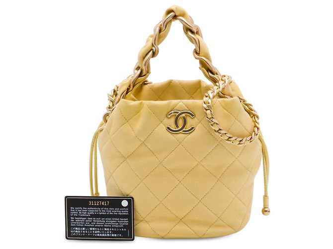 Borsa bucket Chanel CC in agnello trapuntato giallo con coulisse - vista 7