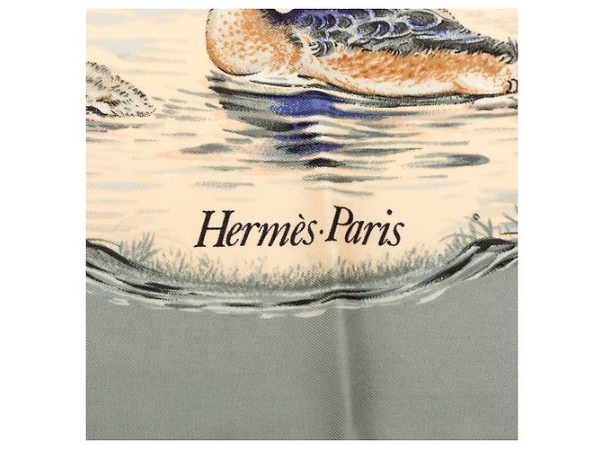 Sciarpa in seta Hermès Halte en Camargue 90 Beige - vista 3