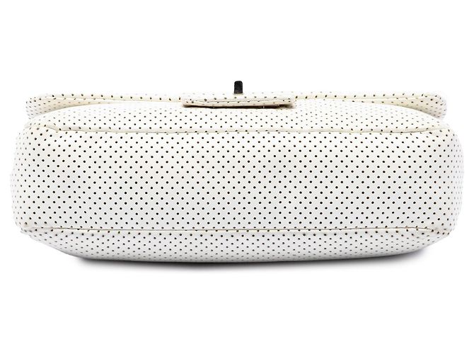 Borsa a tracolla Chanel Reissue 2.55 Drill Flap in pelle di vitello traforata bianca, piccola Bianco - vista 3