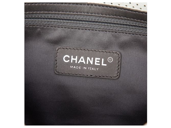 Borsa a tracolla Chanel Reissue 2.55 Drill Flap in pelle di vitello traforata bianca, piccola Bianco - vista 5