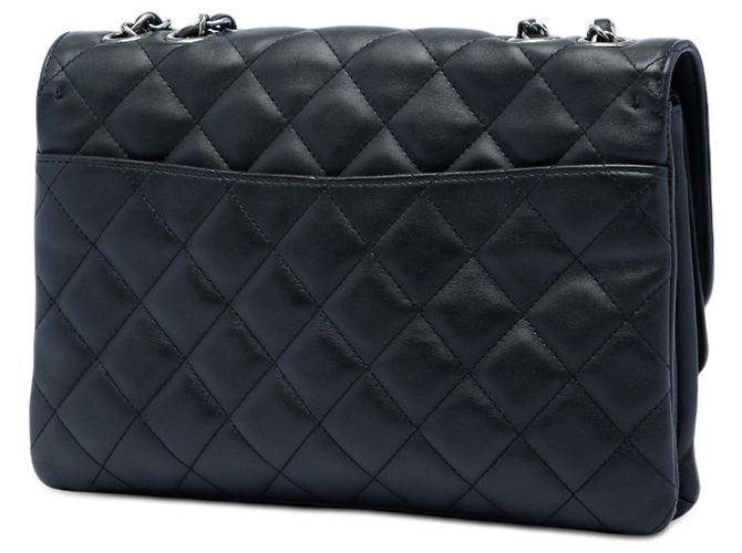 Bolsa de ombro Chanel em pele de cordeiro acolchoada preta com fecho redondo CC e aba sanfonada Preto - vista 2