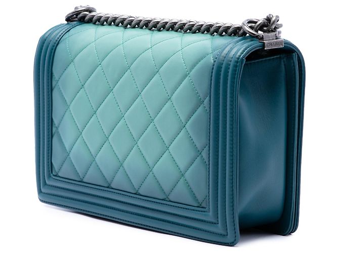 Le Boy Bolsa transversal Boy Flap em couro de bezerro matelassê Ombre azul Chanel Medium - vista 2