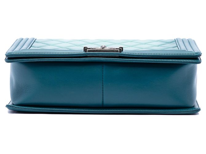 Le Boy Bolsa transversal Boy Flap em couro de bezerro matelassê Ombre azul Chanel Medium - vista 3