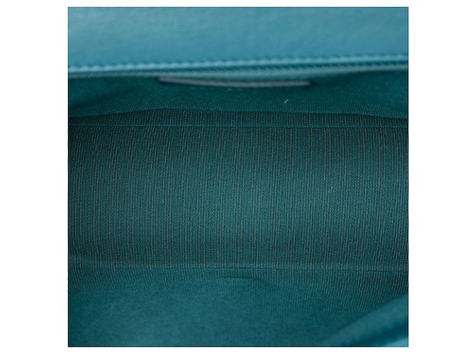 Le Boy Bolsa transversal Boy Flap em couro de bezerro matelassê Ombre azul Chanel Medium - vista 4