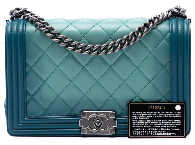 Le Boy Bolsa transversal Boy Flap em couro de bezerro matelassê Ombre azul Chanel Medium - vista 7