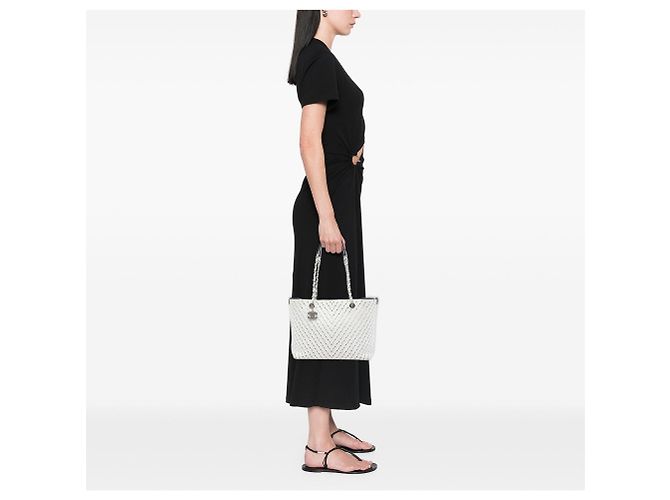 Tote Shopping Chanel CC in Caviar Chevron Perforato Bianco - vista 5